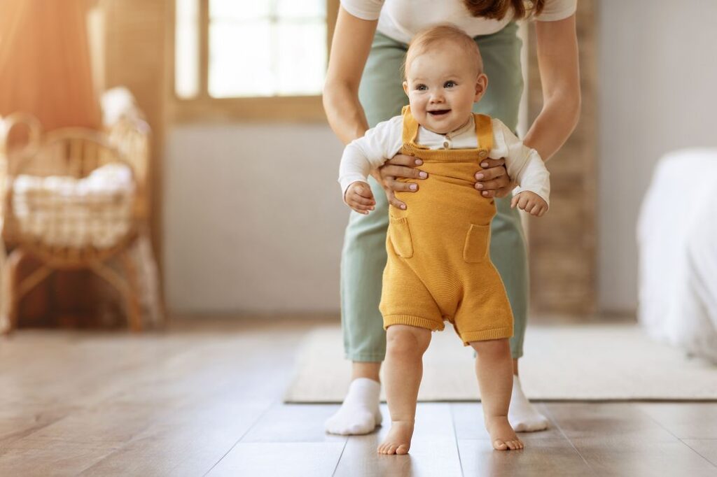 Baby-Entwicklung zehnter Monat erste Schritte