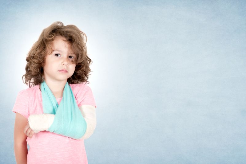Kind mit gebrochenem Arm