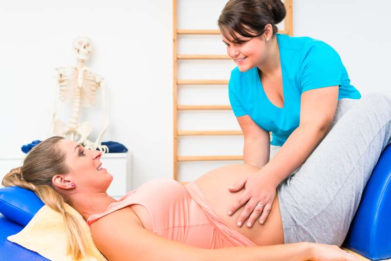 Schwangere mit Hebamme