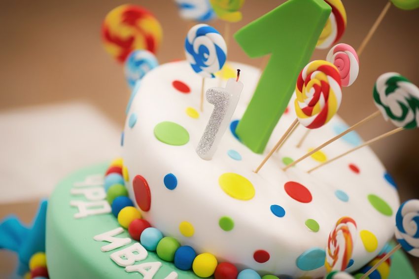 Wie viel zum Kindergeburtstag verschenken - Geburtstagstore für den ersten Geburtstag
