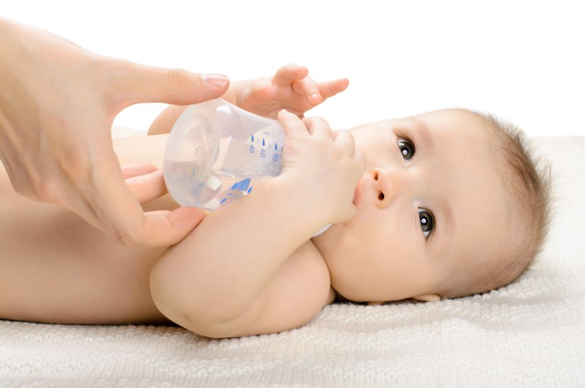 Baby trinkt aus der Flasche - Blähungswahrscheinlichkeit steigt dadurch