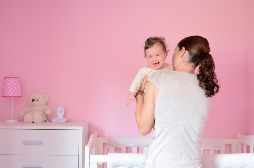 Baby weint im Arm der Mutter