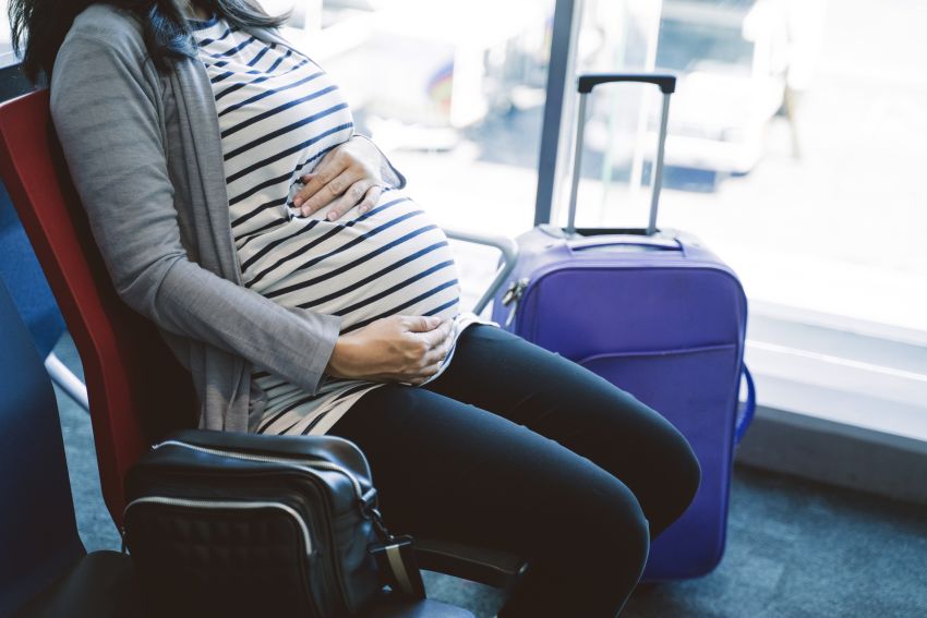 Schwangere am Flughafen