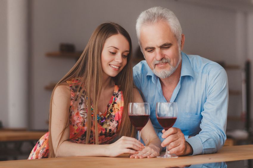 Junge Frau mit Mann beim Weintrinken