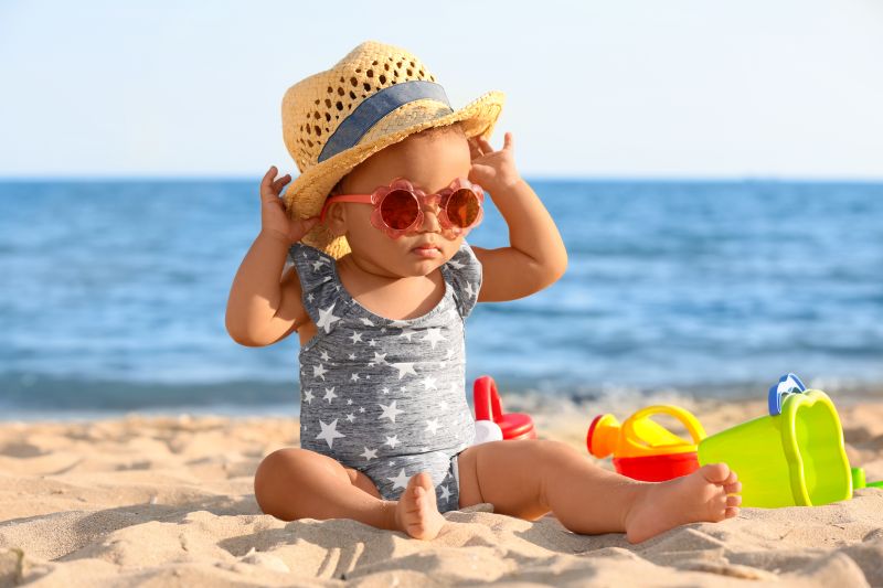 Kleines Kind mit Sonnenbrille