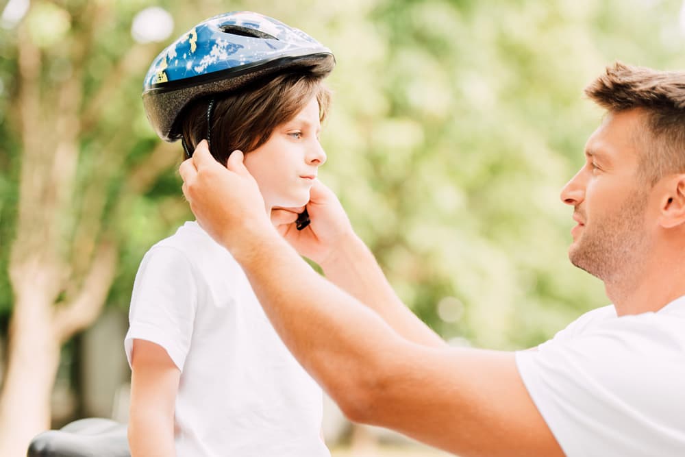 Schlittenfahren mit Kindern: Ein Helm beugt schweren Verletzungen vor