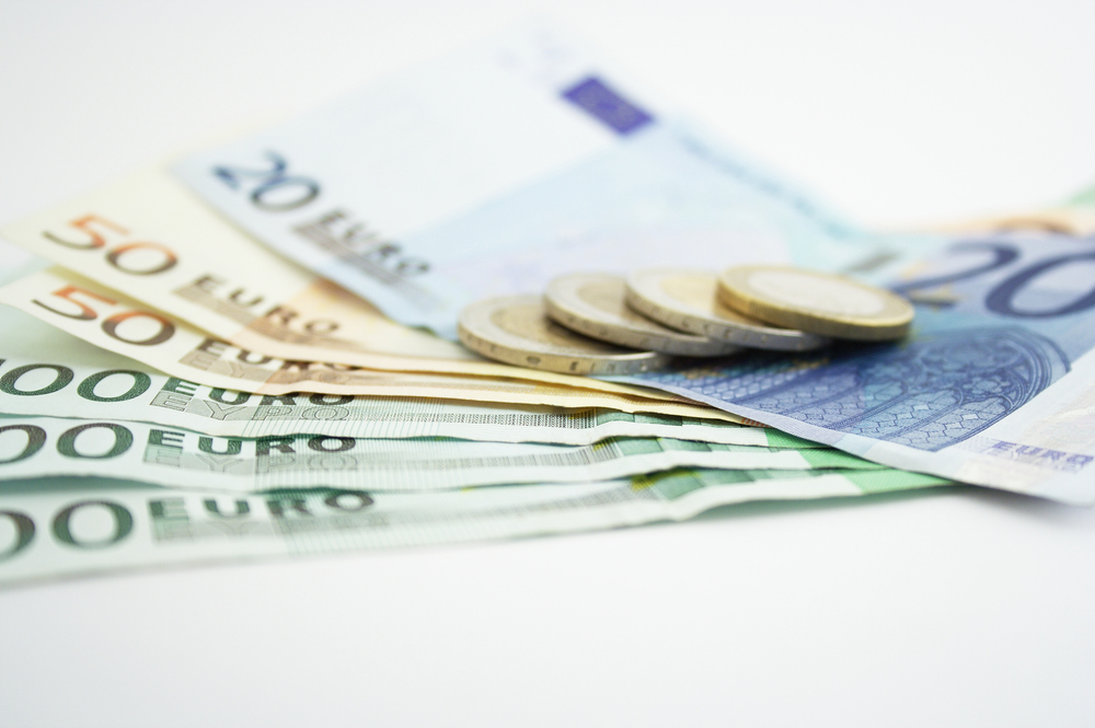 Geld Ersparnisse Zuschüsse Vergünstigungen: Was kostet ein Kind bis zum 25. Lebensjahr? 
