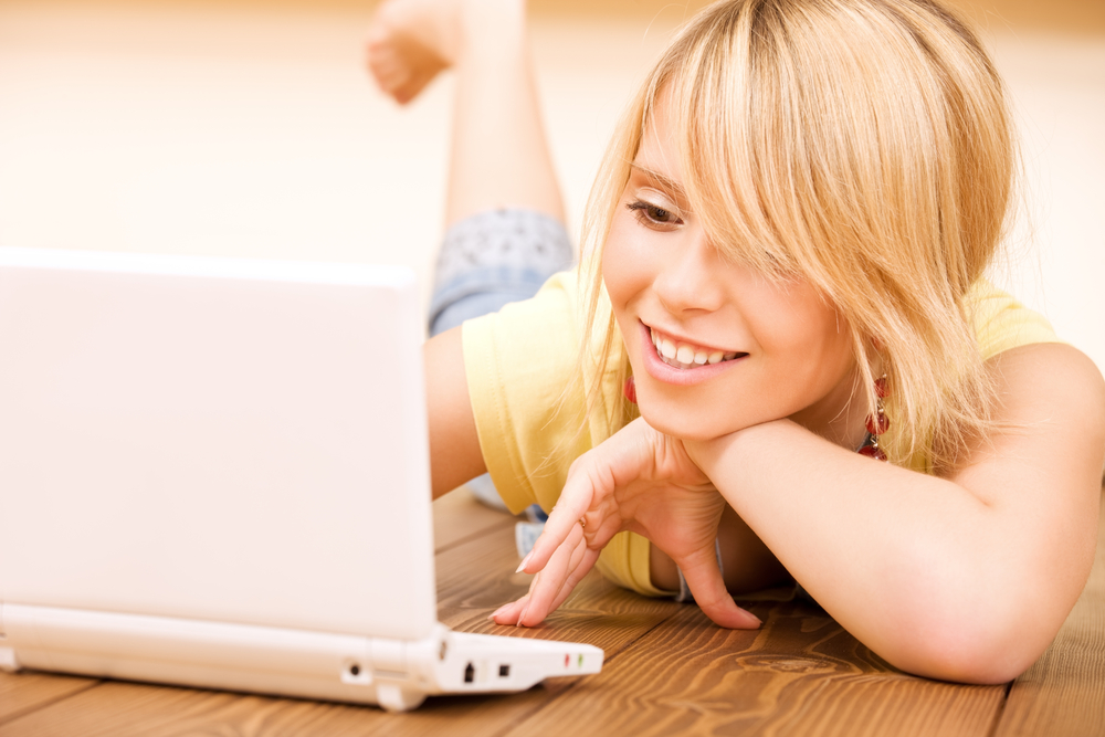Was kostet ein Kind bis zum 18. Lebensjahr? Teenager am Laptop