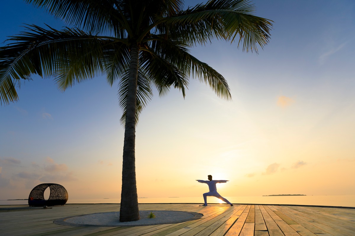 Malediven mit der Familie: Dhigali Maldives yoga sunset © Dhigali Maldives Malediven mit der Familie: Dhigali Maldives yoga sunset © Dhigali Maldives