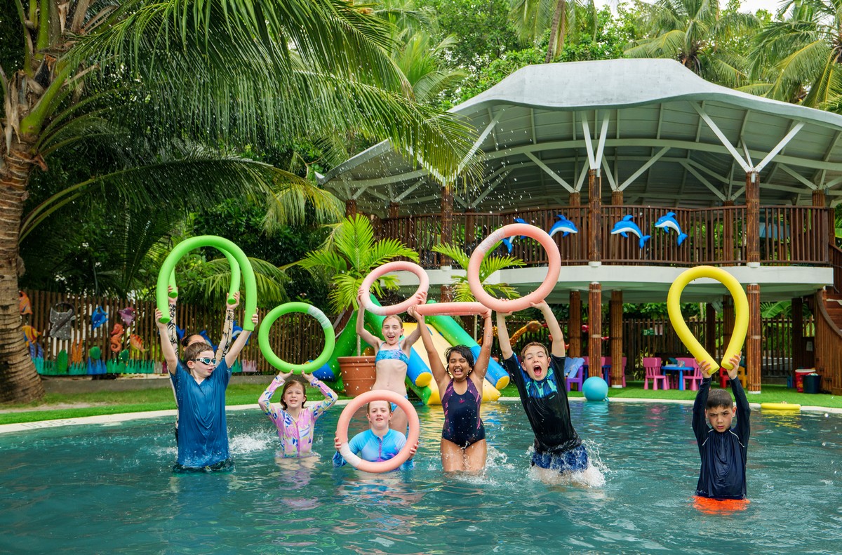 Familienurlaub auf den Malediven: Kuramathi Maldives Bageecha Kids Club - Kinder im Pool Familienurlaub auf den Malediven: Kuramathi Maldives Bageecha Kids Club - Kinder im Pool