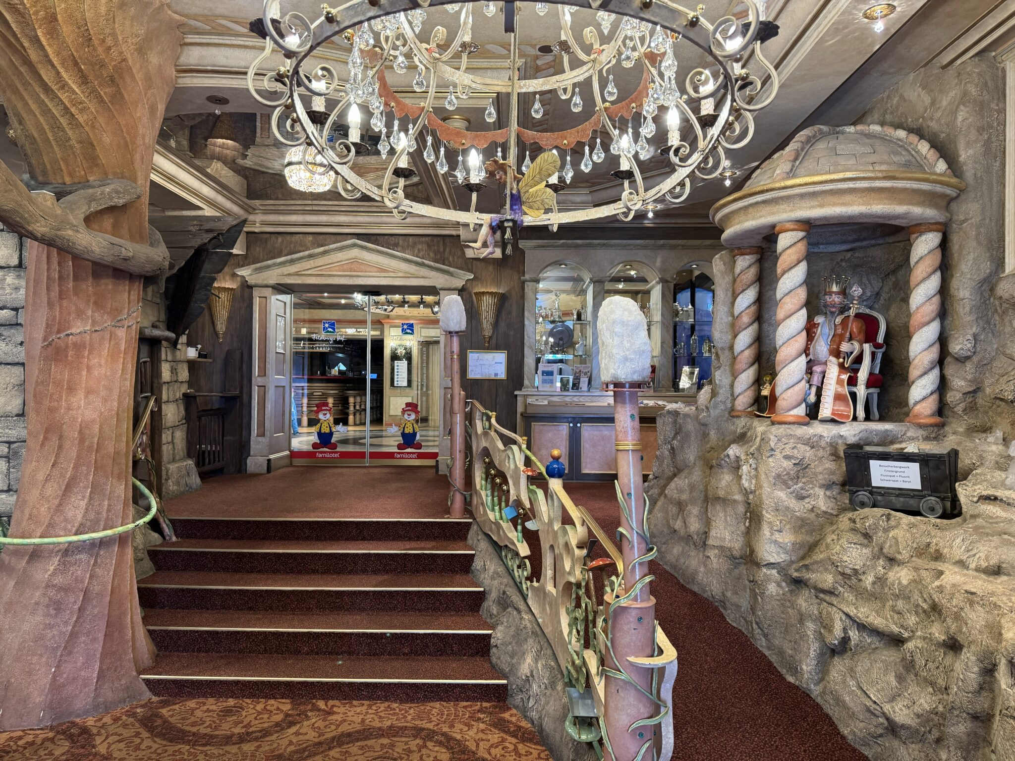 Herzlicher Empfang in der Lobby des Feldberger Hofs
