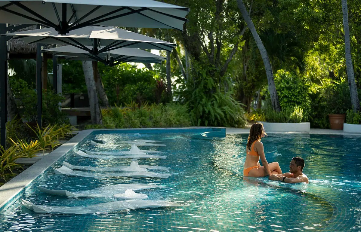 Reisezeit Malediven Familien-Niva Kurumba - Poolside Relaxation Reisezeit Malediven Familien-Niva Kurumba - Poolside Relaxation